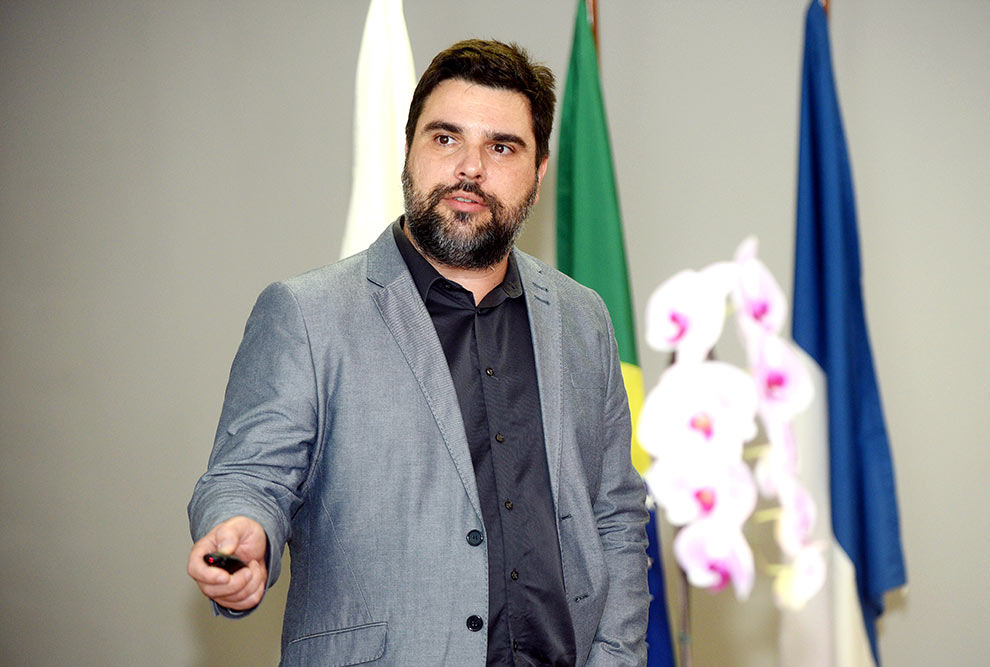 O professor Marcelo Villalva durante apresentação do projeto de parceria entre a Unicamp e a TotalEnergies, em junho deste ano
