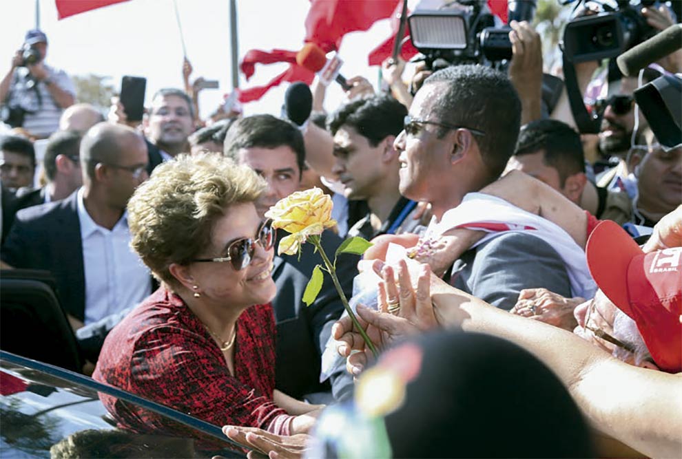 Dilma se despede de militantes ao deixar o Palácio da Alvorada, em setembro de 2016 (Foto: Wilson Dias/Agência Brasil)