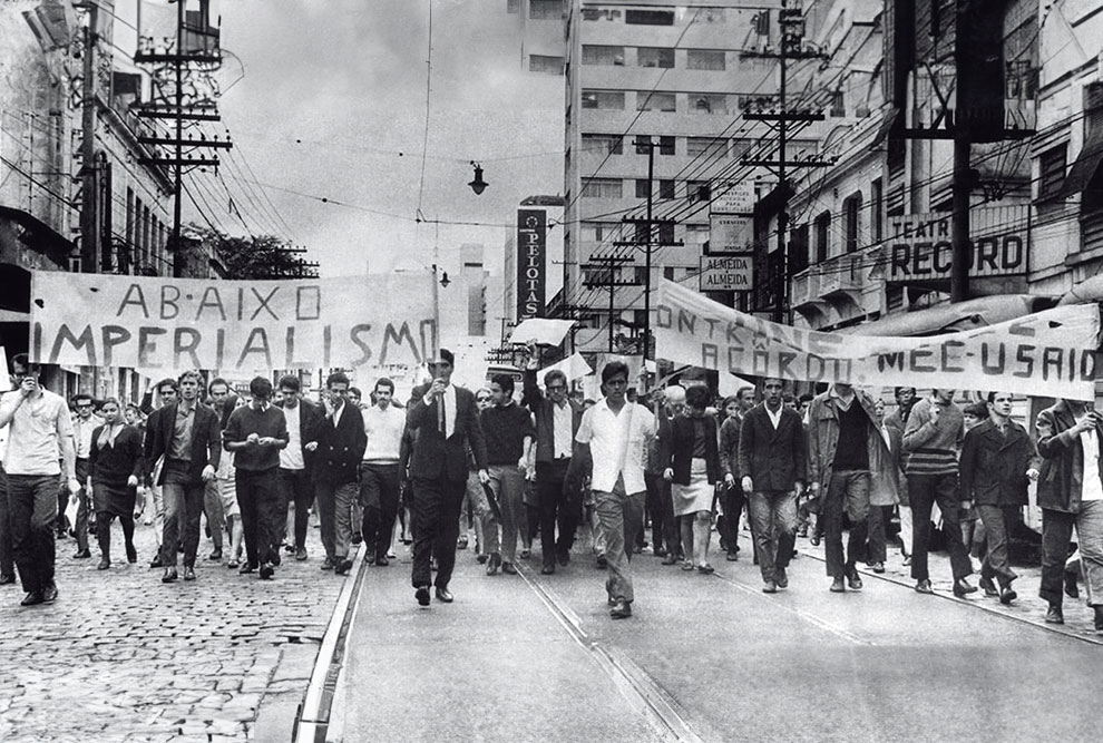 Segundo a autora, o debate educacional intensificou-se nos anos 1970 e 1980, visto por ela como um período de “refluxo da contrarrevolução preventiva” de 1964; na foto, estudantes protestam em 1966, em São Paulo, contra o acordo MEC-Usaid