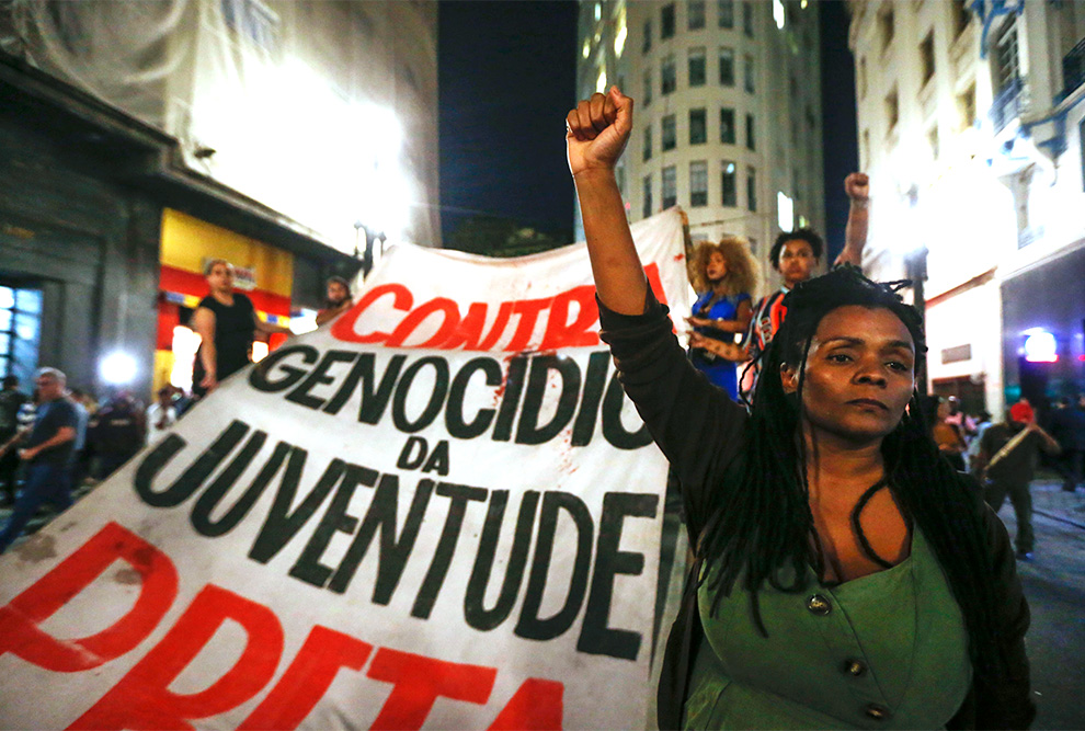 Movimento negro promove ato em frente à Secretaria de Segurança Pública, em São Paulo, em repúdio às mortes ocorridas em Guarujá
