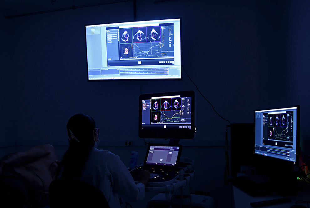 Pesquisadora acompanha ecocardiograma no Laboratório Aterolab, da FCM: definição de padrão para avaliar o risco cardiovascular