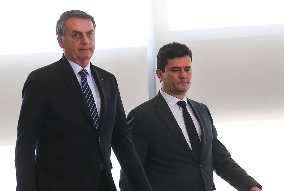 Jair Bolsonaro, em outubro de 2019, com o então ministro da Justiça, Sergio Moro, juiz da Lava Jato: operação infringiu leis e normas constitucionais