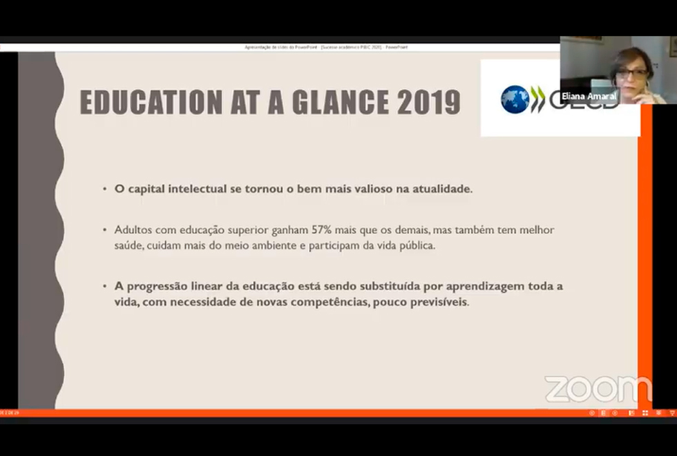 audiodescrição: print da apresentação da pró-reitora de graduação, eliana amaral, durante palestra ministrada no congresso