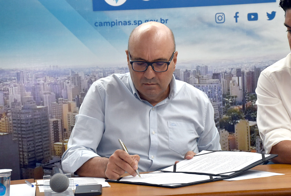 foto mostra prefeito dario saadi assinando documento