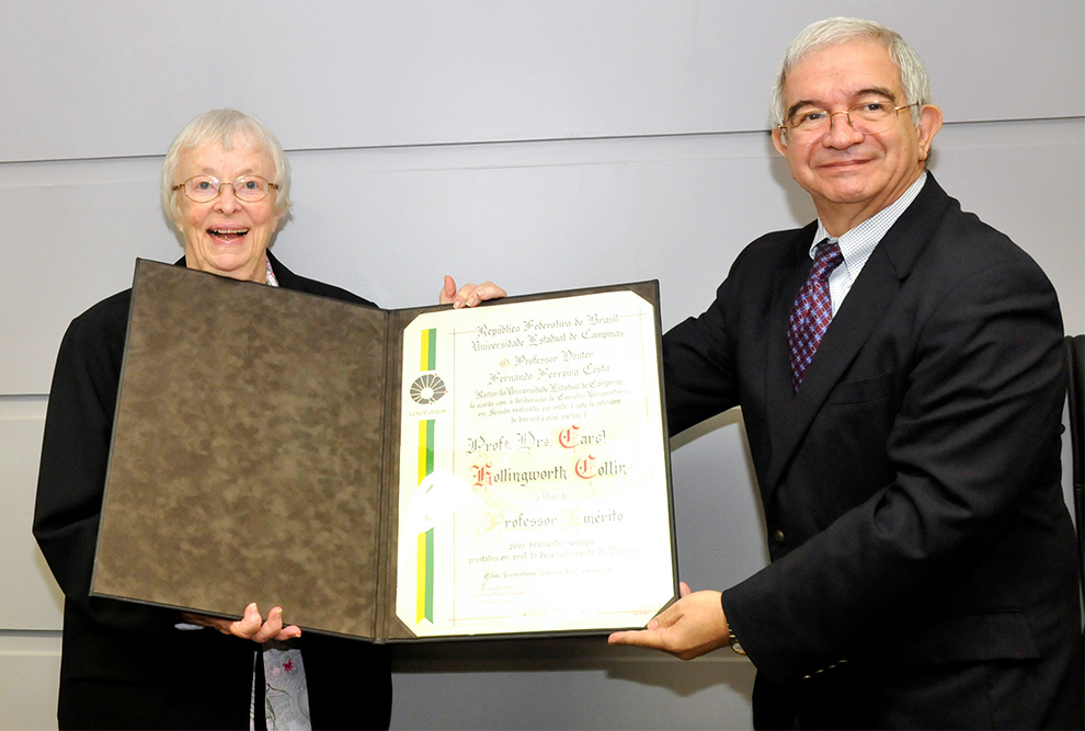 A professora Carol Collins ao receber o título de professora emérita da Unicamp, em 2012