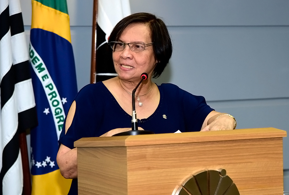 A professora Delia Amaya durante discurso ao receber o título de professora emérita da Unicamp 