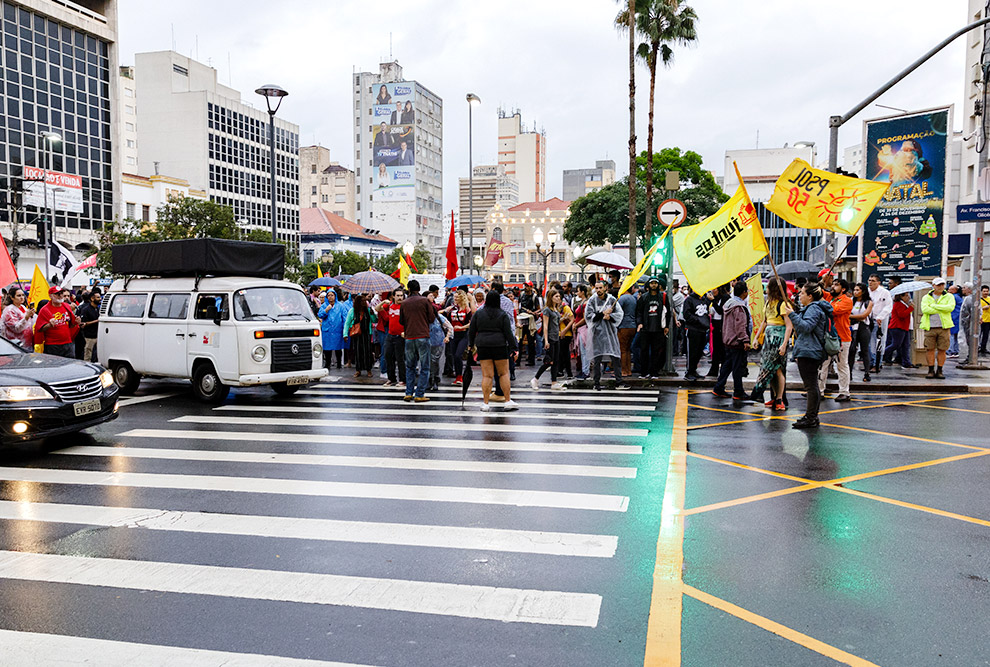 Manifestações em favor da democracia se espalharam pelo país; em Campinas ato foi organizado por 