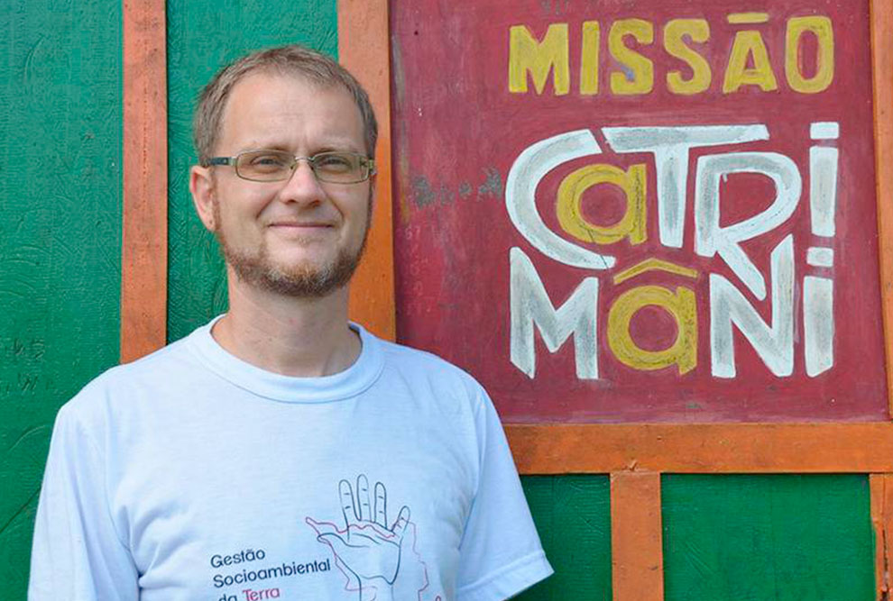 O padre Corrado Dalmonego integra o Conselho Indigenista Missionário, entidade que apoia os indígenas e vem denunciando sistematicamente as violações aos seus direitos
