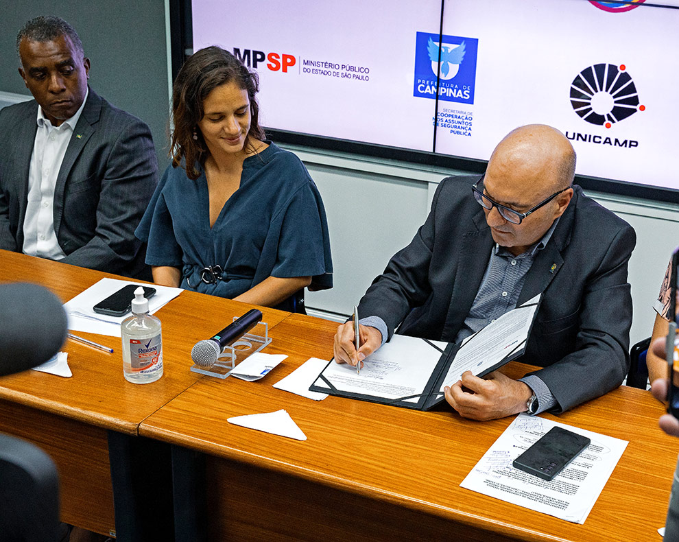O prefeito Dario Saad durante assinatura do acordo de cooperação que envolve o Ministério Público e Unicef 