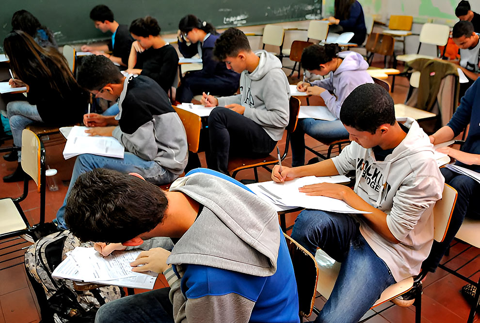 Estudantes em sala de aula de escola de Campinas: 