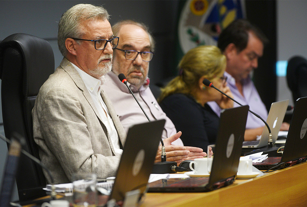 O reitor Antonio Meirelles durante sessão ordinária do Conselho Universitário (Consu): 