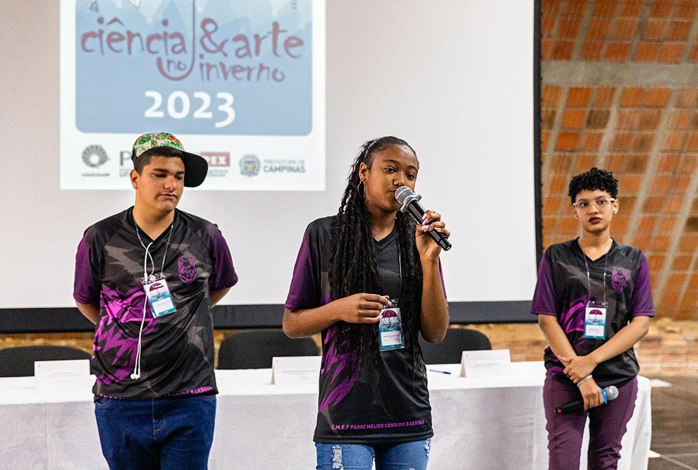 A cerimônia foi finalizada com a apresentação de rap de três estudantes da Escola Municipal de Ensino Fundamental Padre Melico Cândido Barbosa; conscientização da violência contra a mulher