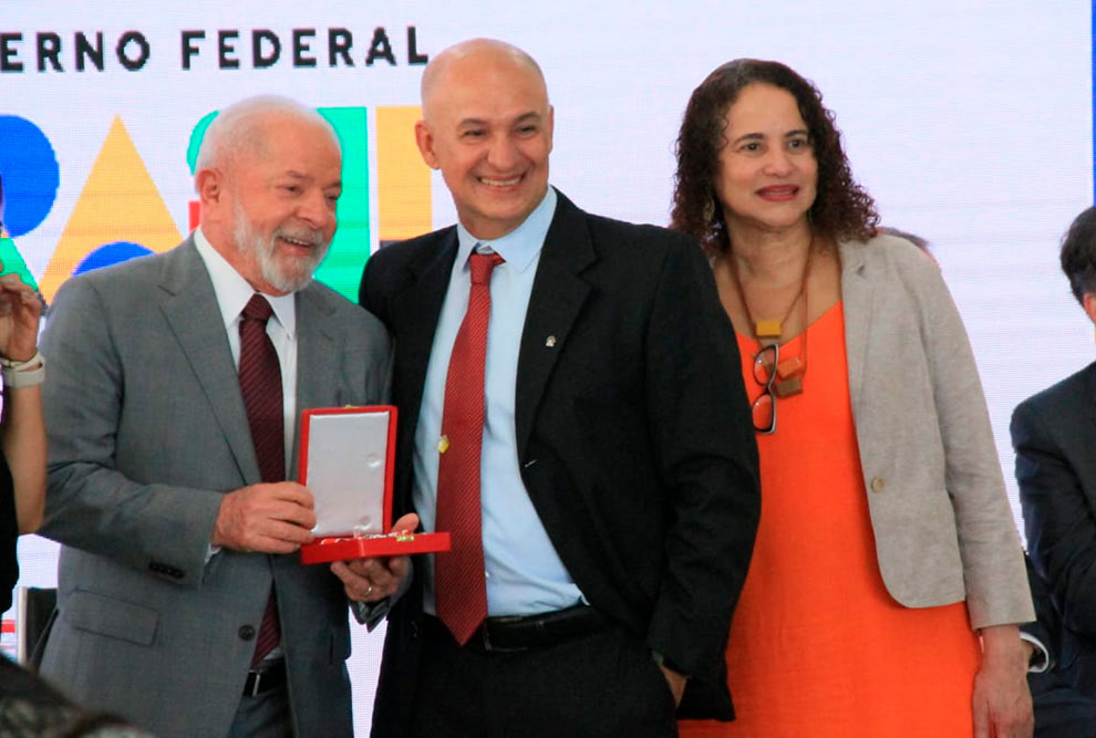 O professor Gonçalo Pereira (ao centro) ao lado do presidente Luiz Inácio Lula da Silva e da ministra Luciana Santos: 