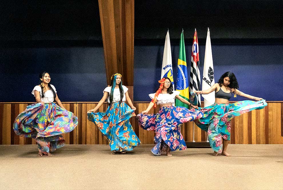 O Grupo de Dança Indígena Amoras, formado por estudantes do coletivo Acadêmicas Indígenas Uirapuru da Unicamp, apresentou uma coreografia de carimbó, dança típica do Pará