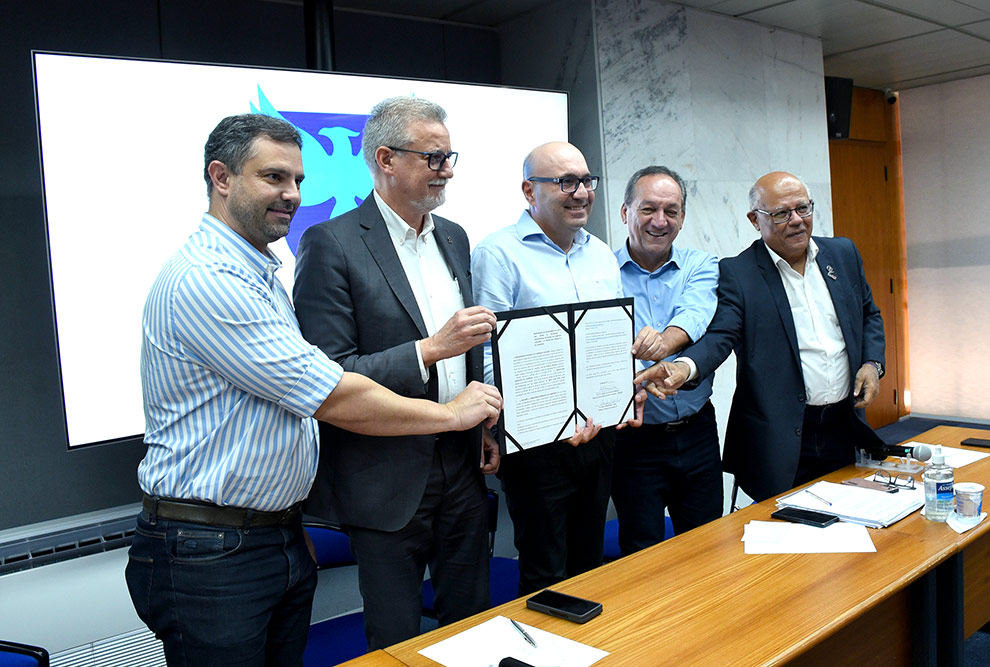 Autoridades exibem memorando de entendimentos que permite promover atividades acadêmicas e ações extensionistas entre as instituições