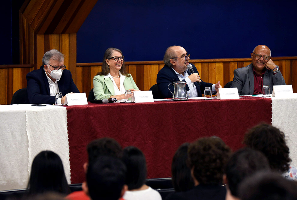 Mesa de abertura da 31ª edição do Congresso de Iniciação Científica contou com a presença da reitora em exercício, professora Maria Luiza Moretti