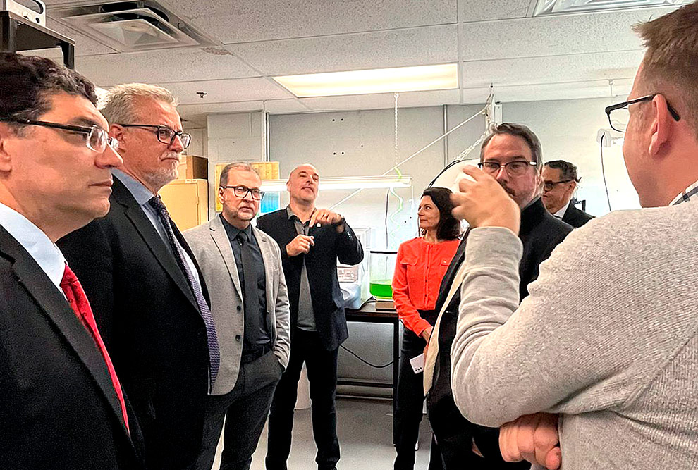 Grupo durante visita a laboratório na Université du Québec à Trois-Rivières; tratativas para colaboração na área de materiais e energia