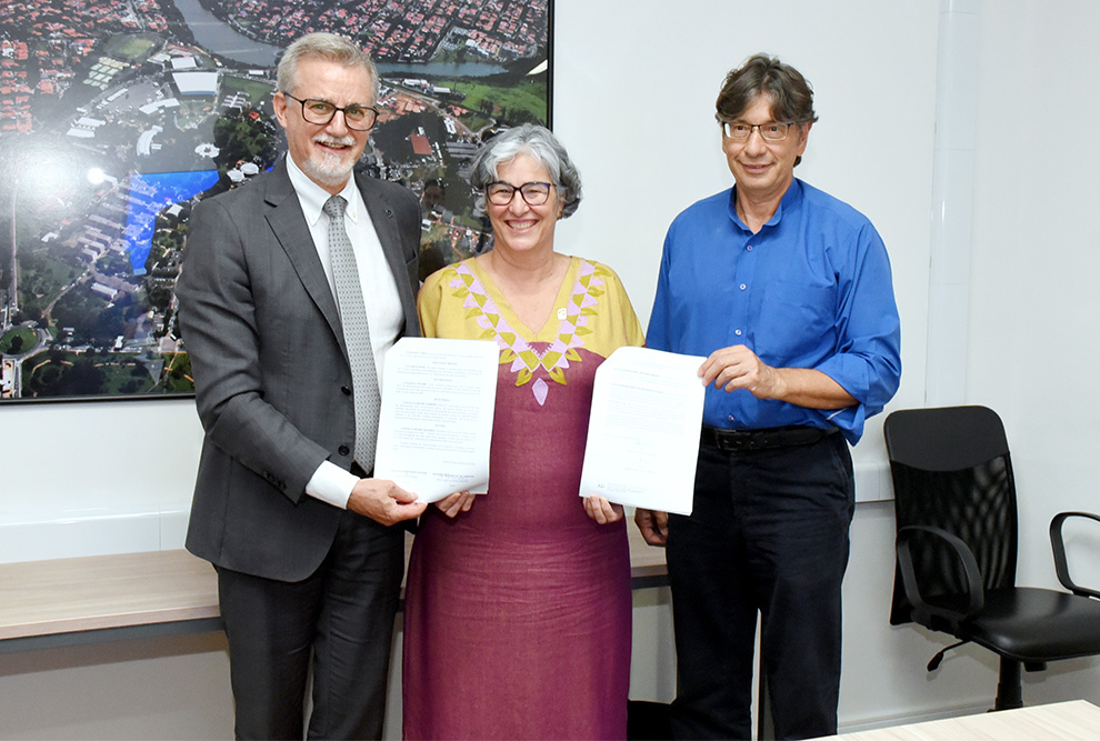 O acordo foi assinado pelo reitor da Unicamp, Antonio Meirelles (à esquerda), pelo presidente do IBGE, Marcio Pochmann, e pela reitora da UFG, Angelita Pereira de Lima