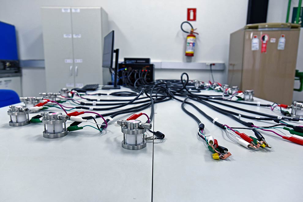 Equipamentos de um dos laboratórios do Centro de Inovação em Novas Energias (Cine),