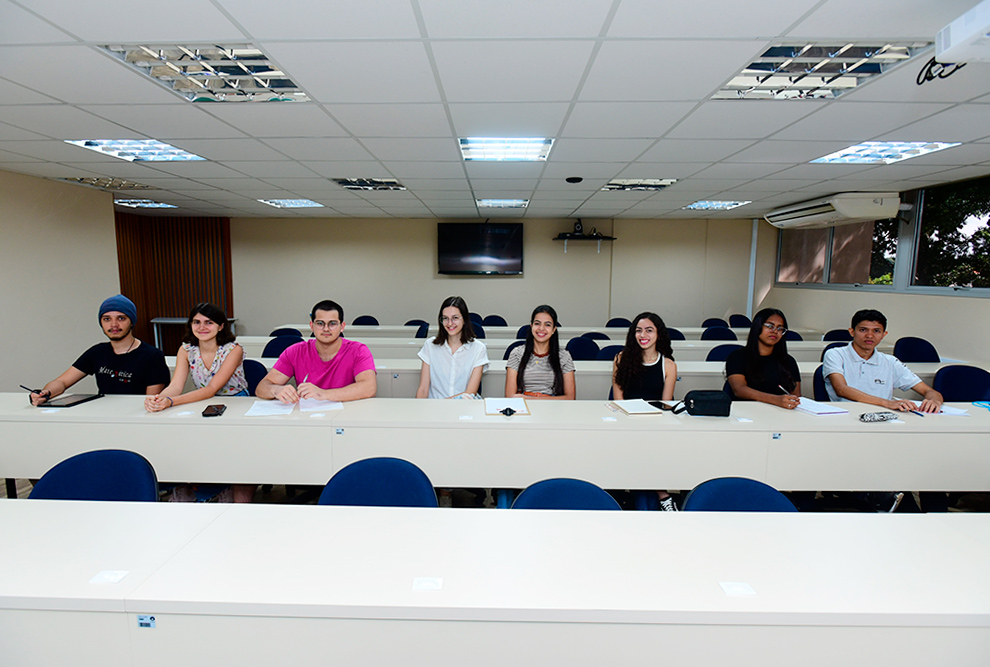 Para participar do projeto, foram selecionados alunos de matemática de diversas universidades do país