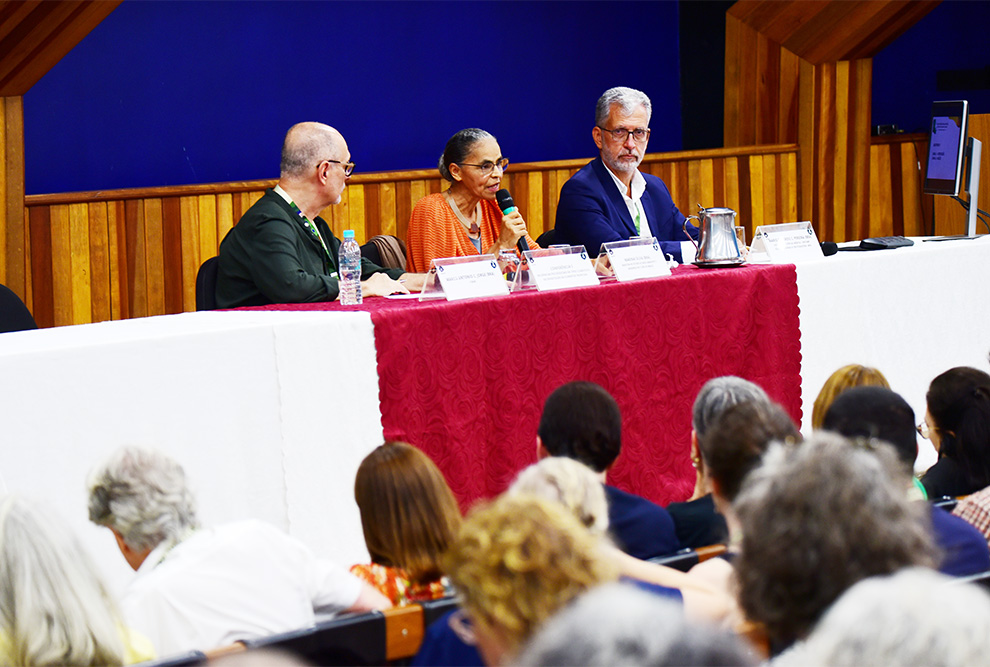 Marina Silva falou sobre incidências psicossociais da crise climática e da devastação das florestas tropicais; ao lado os psiquiatras Marco Antonio Jorge (esquerda) e Mario Pereira (direita)