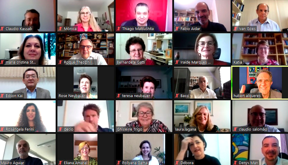 audiodescrição: fotografia colorida de reunião online, com diversas pessoas na chamada