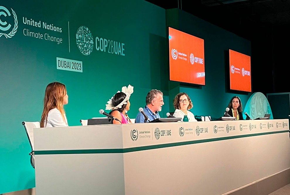 Painel "Oportunidades para o Brasil na COP30"; da esq p/ dir, Patricia Ellen (sócia-fundadora da AYA Earth Partners 2), Puyr Tembé (secretária de Estado dos Povos Indígenas do Pará), Carina Vitral (Assessora da Secretaria Executiva do Ministério da Fazenda), André Lima (secretário Extraordinário de Controle de Desmatamento e Ordenamento Ambiental Territorial no Ministério de Meio Ambiente e Mudanças do Clima) e Melina Risso (diretora de Pesquisa do Instituto Igarapé)