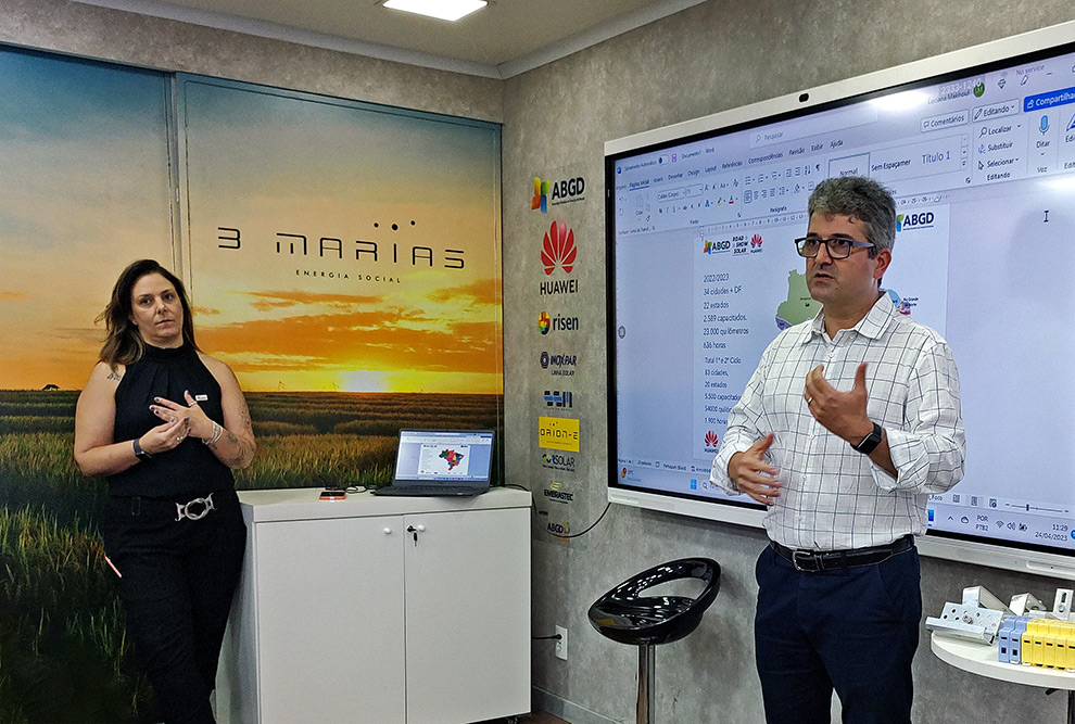 A coordenadora do Road Show, Luciana Makhou e o presidente da ABGD, Guilherme Chrispim, durante a solenidade de abertura do evento: destaque para a dinâmica da carreata pelos estados brasileiros