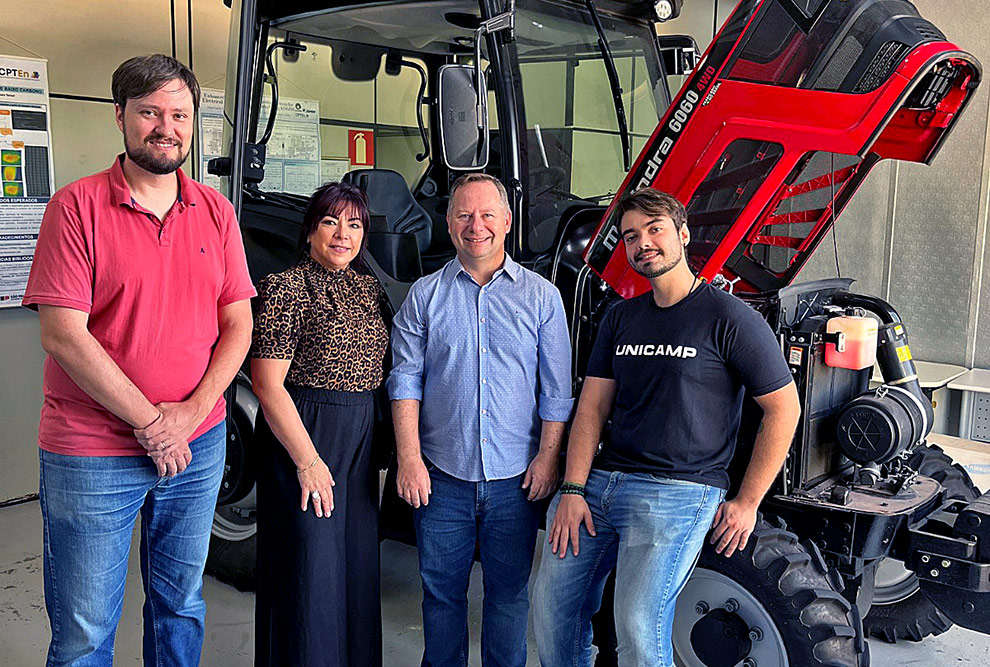 Da esquerda para a direita, Da esquerda para a direita, o engenheiro eletricista Fernando Finger, a orientadora do projeto, professora Bárbara Teruel, o doutorando Daniel Zacher e o estudante de Engenharia Agrícola Rodrigo Munuera