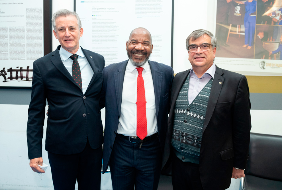 O reitor da Universidade Zumbi dos Palmares, professor José Vicente, entre os reitores da Unicamp Antonio José de Almeida Meirelles (esq) e da USP, Carlos Gilberto Carlotti Junior. 