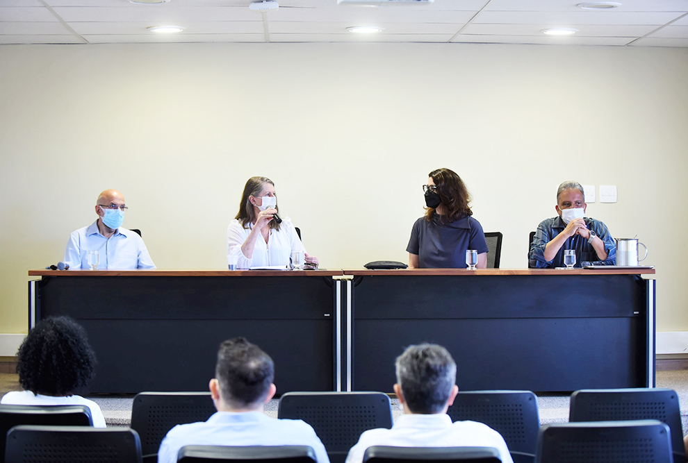 Mesa de abertura composta por Ricardo Dahab (Citic), Maria Luiza Moretti (CGU), Ana Carolina Maciel (Cocen) e Edison Lins (Educorp)