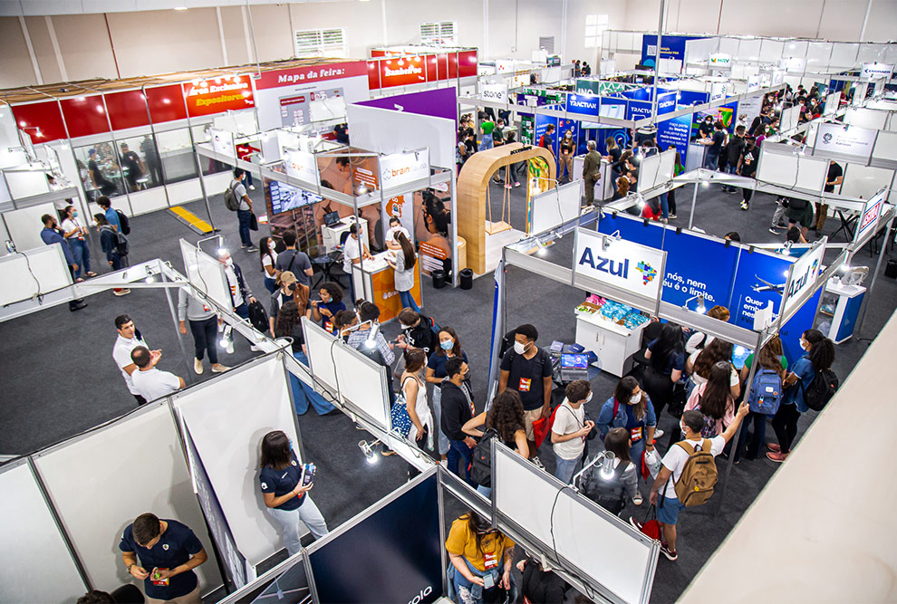 Estudantes visitam estandes das empresas na edição de 2022 da Feira de Recrutamento (Foto: Divulgação MTE) 