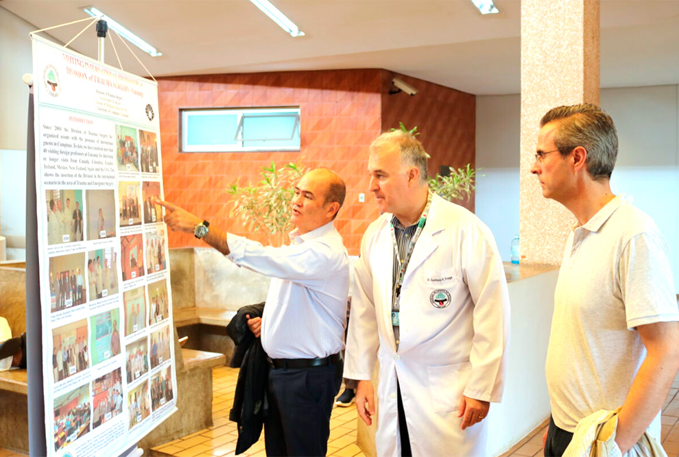 Fernando Machado, Gustavo Fraga e Sergio Baptista visitam a exposição dos 30 anos da Liga do Trauma