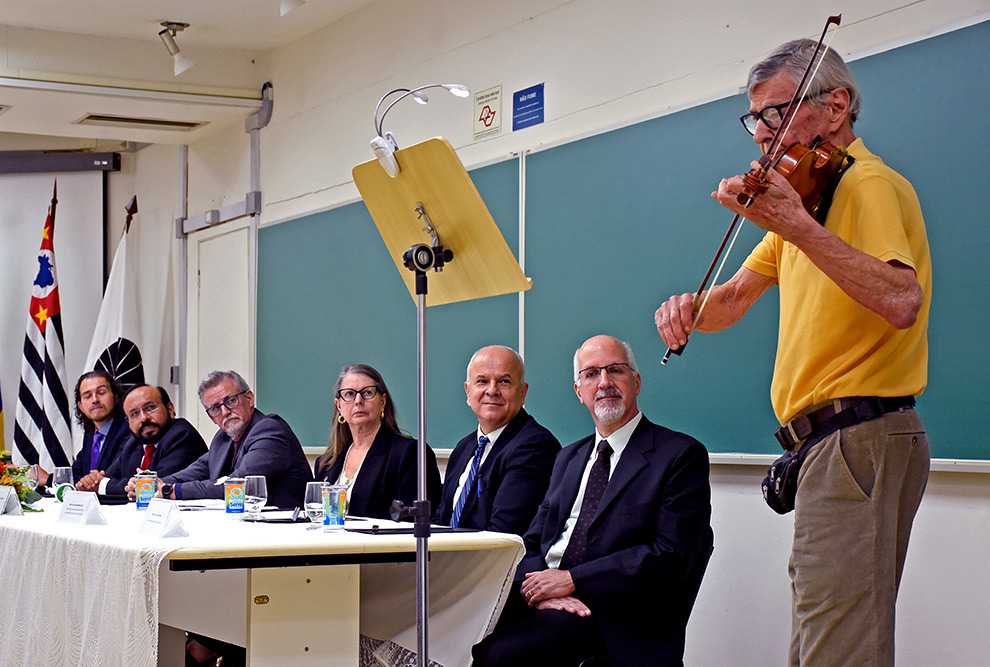 O professor Yaro Burian Junior executou uma suíte de Bach ao violino 