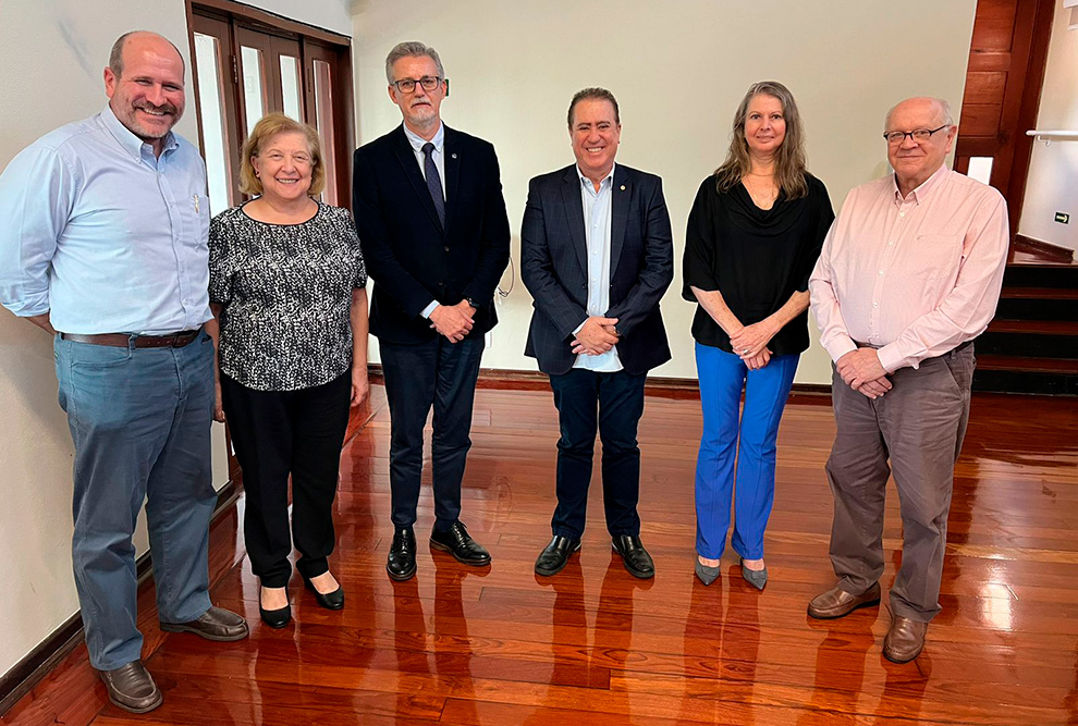 Os assessores da DEAS Maurício Etchebehere e  Angela Maria Bacha, o reitor Antonio Meirelles, o deputado federal Jonas Donizette, a coordenadora-geral, Maria Luiza Moretti e o diretor executivo da Área da Saúde, Oswaldo Grassiotto