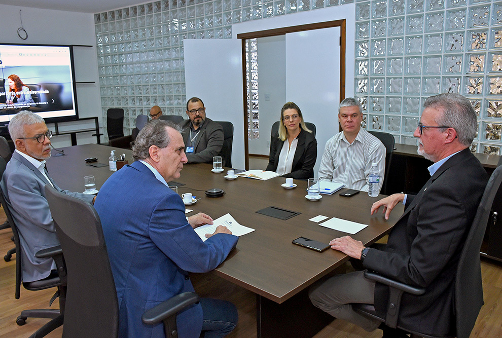 Durante encontro, o deputado Helinho Zanata manifestou apoio para a criação de um curso de medicina na FOP