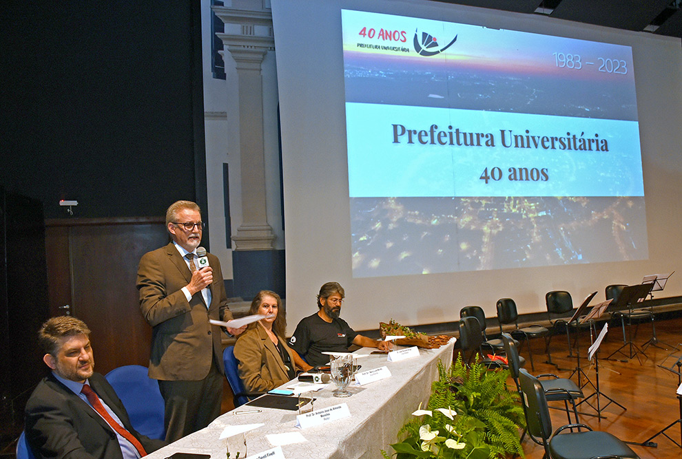 Mesa de celebração foi composta pelo prefeito Juliano Finelli; pelo reitor Antonio Meirelles; pela coordenadora-geral da Universidade, Maria Luiza Moretti e pelo vice-prefeito, José Braga 