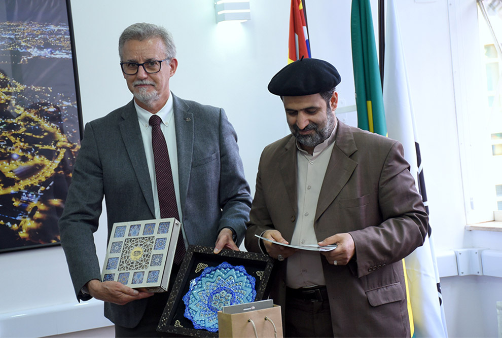 Saeid Jazari, reitor da Universidade Internacional Ahlul Bayat, do Irã, durante encontro com o reitor Antonio Meirelles: visitas a universidades de destaque