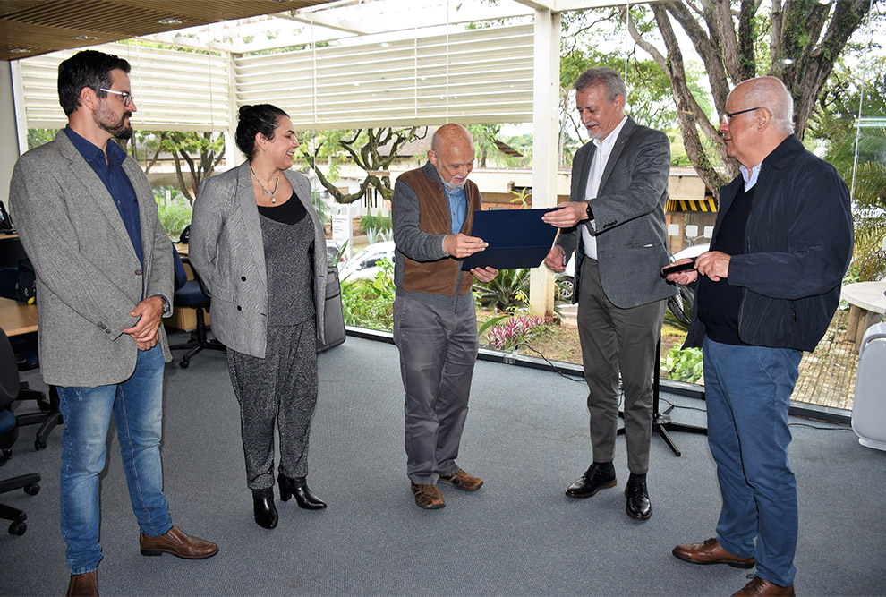 O classicista David Konstan recebe diploma das mãos do reitor Antonio Meirelles; a experiência na Unicamp vai permitir futuros projetos conjuntos de pesquisa (Foto: João Marques/Cerminonial GR)