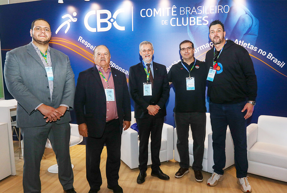 O reitor Antonio Meirelles (ao centro) e o professor Leandro Mazzei (ao centro, à direita), ao lado do presidente da CBC, Paulo Germano Maciel (no centro, à esquerda) e dirigentes de clubes 