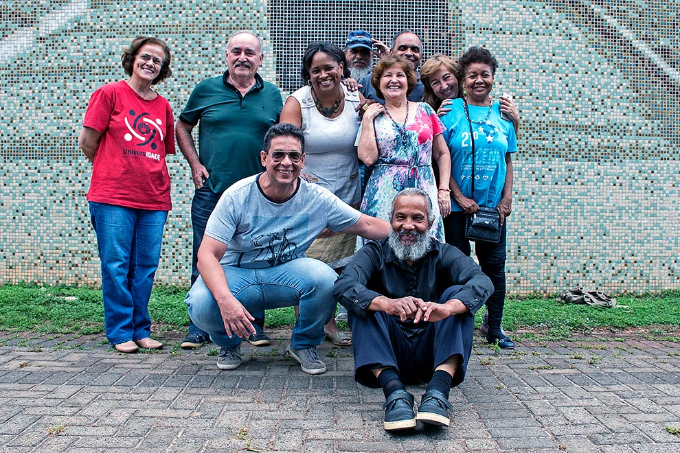 André Vieira (abaixado à esquerda) com o grupo do Programa UniversIDADE