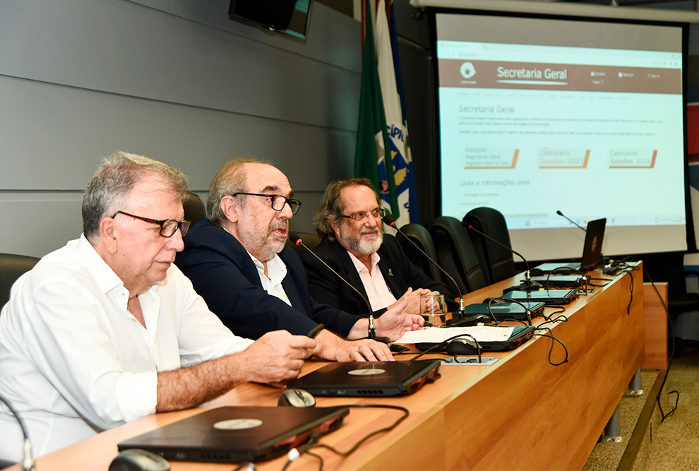 Da esquerda para direita, o pró-reitor de Graduação Ivan Toro, o reitor em exercício João Romano e o assessor da Pró-Reitoria de Extensão Marco Aurélio Cremasco durante a cerimônia de posse da representação discente