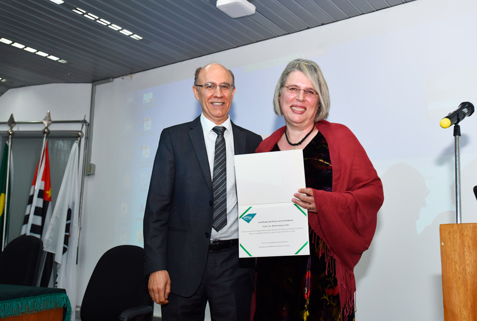 Professora Mônica Cotta é empossada na presidência da SPBMat em subsituição ao professor