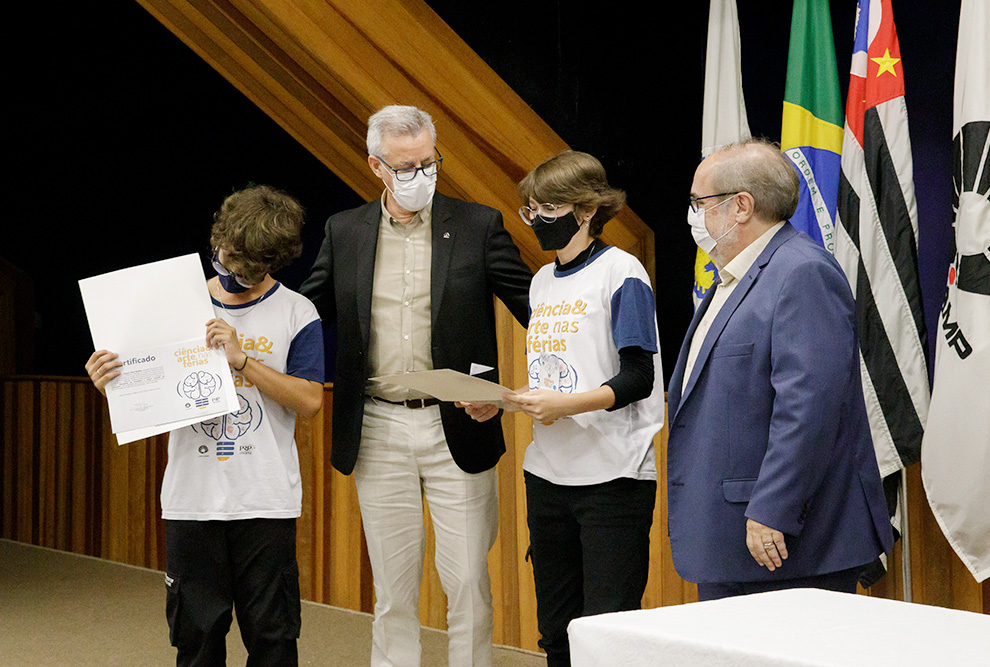 Os estudantes Luana Proença e Caique Anjo Ramos receberam certificado de participação do reitor Antonio José Almeida Meirelles