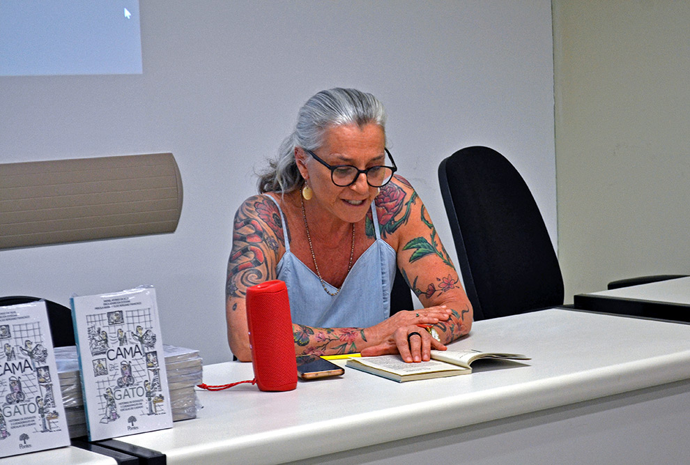 A professora Veronica Fabrini, do Instituto de Artes, ao ler o conto "Sim, Ditinha"