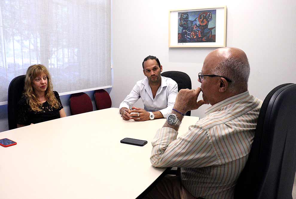 Nénão durante encontro com pró-reitor de Extensão e Cultura, Fernando Coelho, e a arquiteta Renata Marangoni