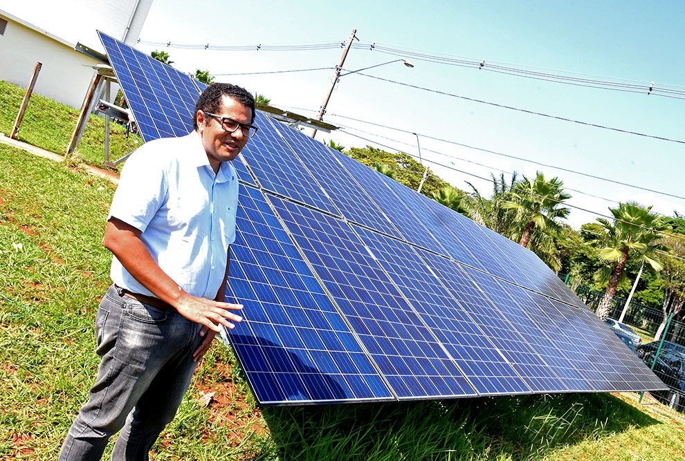 O professor Luiz Carlos Pereira da Silva na ocasião da instalação das placas fotovoltaicas da Unicamp, em 2019
