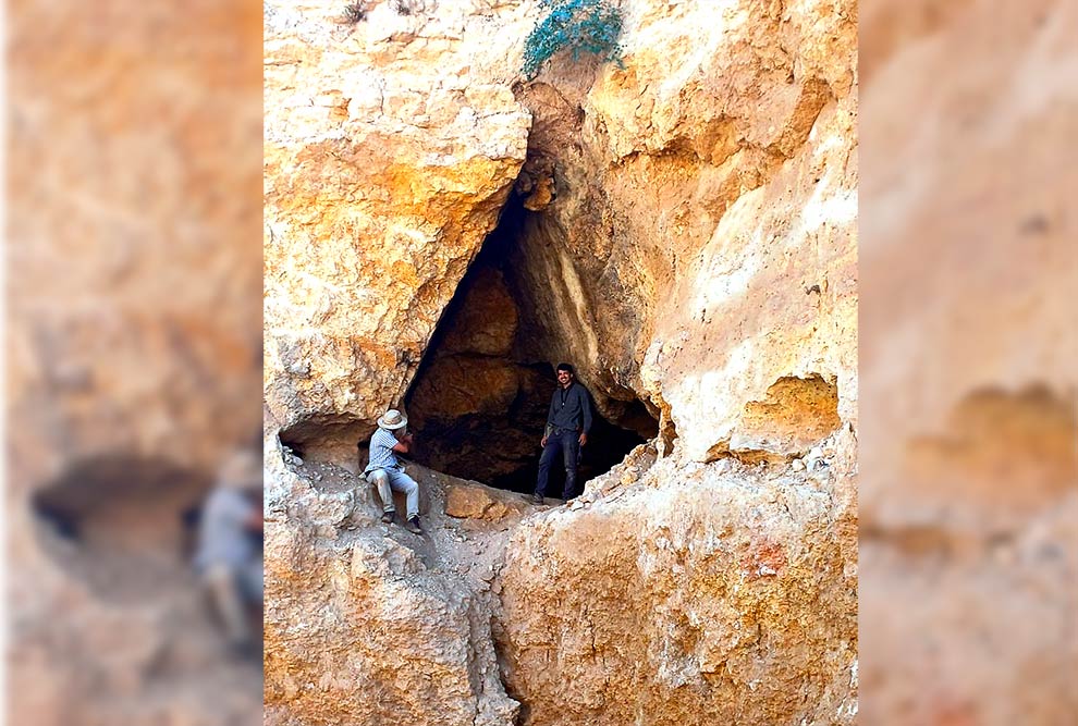 Entrada de caverna no vale do Zarqa indicada por informações de agricultores; local de escavações em busca de restos homininios