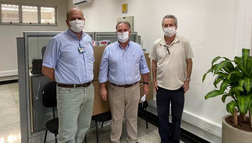 Professor Manoel Barros Bertolo (à direita) recebe doação do oftalmologista Leôncio Querioz