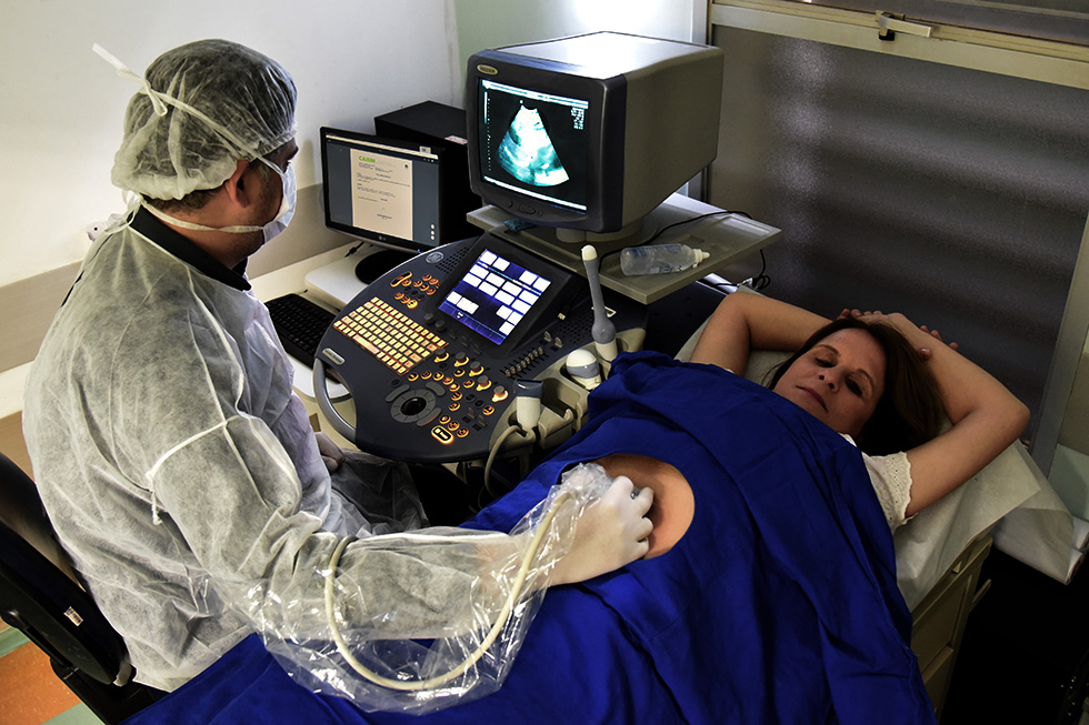 Paciente durante exame de ultrassom, para diagnóstico
